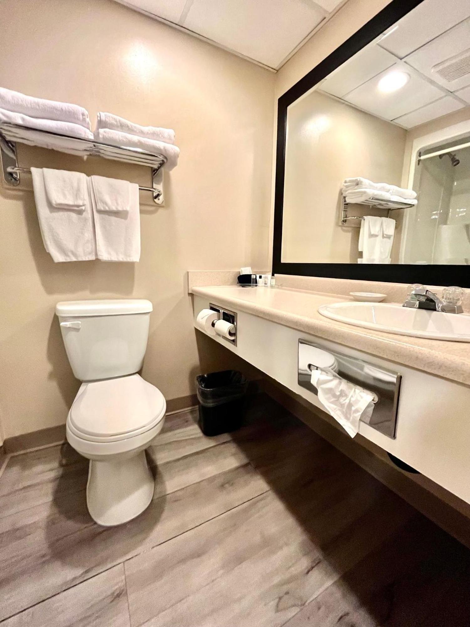 Royal Hotel Lloydminster Zewnętrze zdjęcie